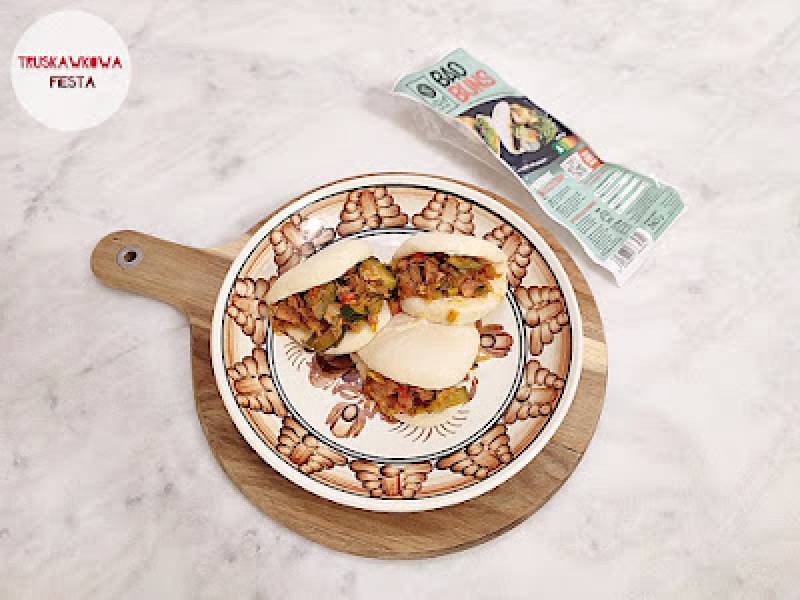 Leczo warzywne z kiełbasą w bułeczkach bao