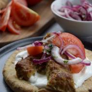 Kofty z piekarnika z marynowaną cebulą i sosem czosnkowym