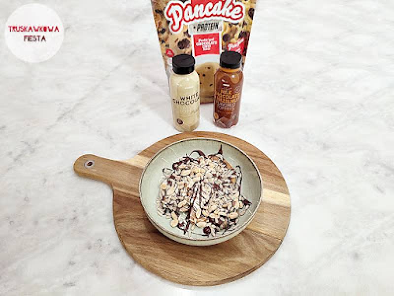 Proteinowe naleśniki owsiane z białkiem, toppingiem o smaku czekolady mlecznej, orzechów laskowych i białej czekolady, orzeszkam