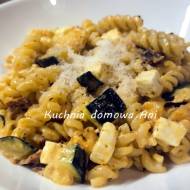 Makaron z kurczkiem, cukinią i suszonymi pomidorami