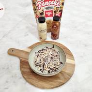 Proteinowe naleśniki owsiane z białkiem, toppingiem o smaku czekolady mlecznej, orzechów laskowych i białej czekolady, orzeszkam