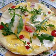 Omlet z serkiem camembert, szynką i pomidorkami