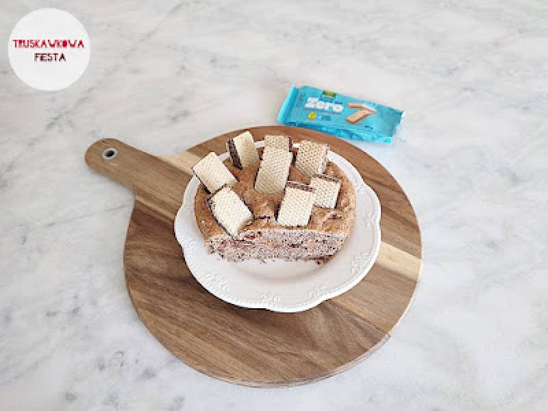 Ciasto gryczane z bananem, śliwką i wafelkami czekoladowymi