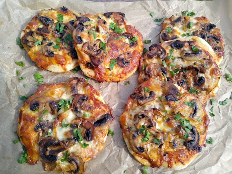Pizzerinki z pieczarkami i mozzarellą