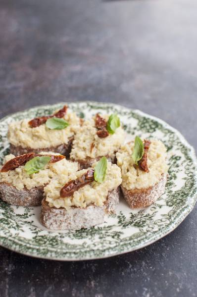 Grzanki z pastą z karczochów z szynką