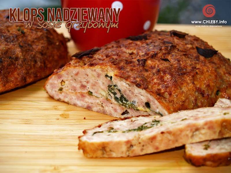 Klops nadziewany w sosie grzybowym