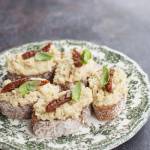 Grzanki z pastą z karczochów z szynką