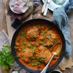 Kurczak w różowym sosie z pieczarkami i boczkiem