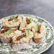 Grzanki z pastą z karczochów z szynką