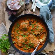 Kurczak w różowym sosie z pieczarkami i boczkiem