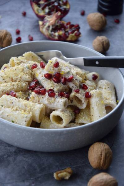 Makaron z orzechami włoskimi i granatem