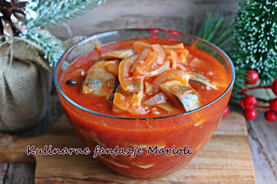 ŚLEDZIE Z CEBULĄ W SOSIE POMIDOROWYM +  filmik