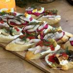 Kanapki ze śledzikiem na przekąskę