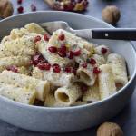 Makaron z orzechami włoskimi i granatem