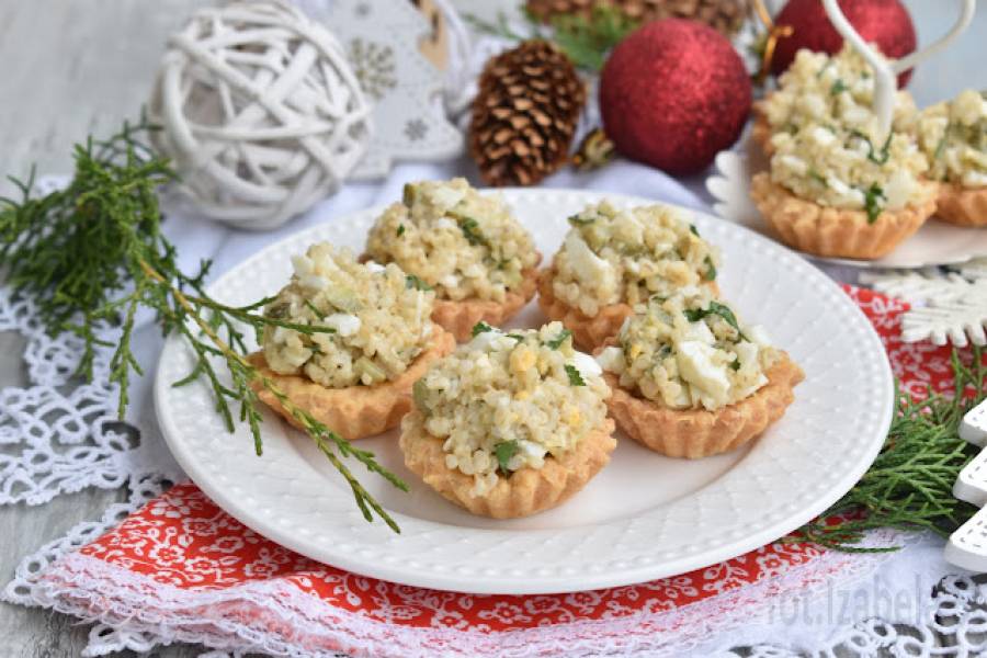 Kruche babeczki z kaszą, jajkiem i ogórkiem