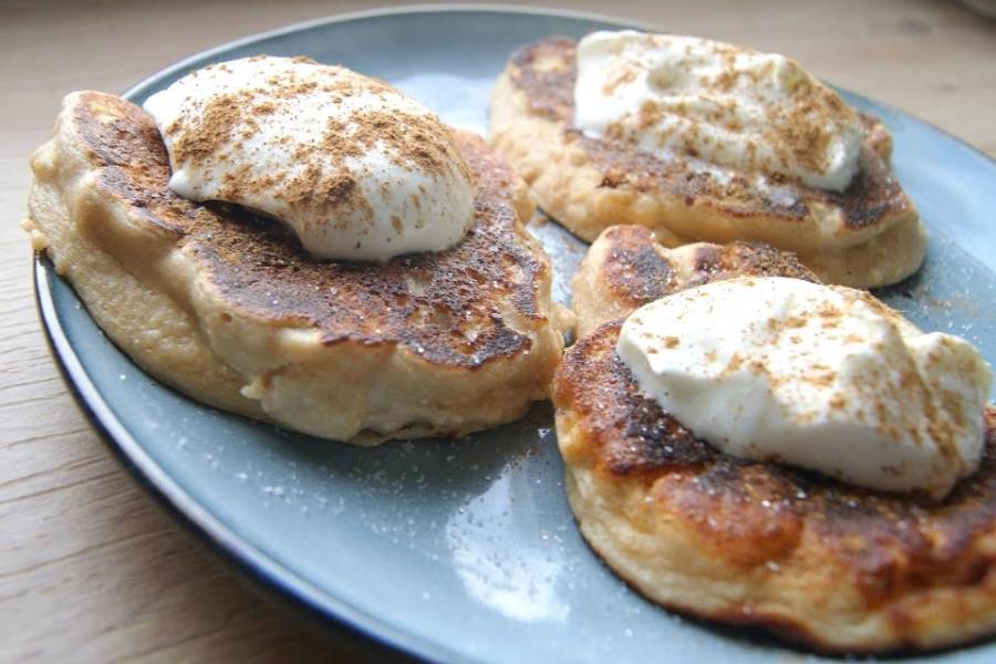 Śniadaniowe placuszki z jabłkiem i serem