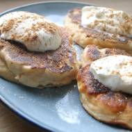 Śniadaniowe placuszki z jabłkiem i serem