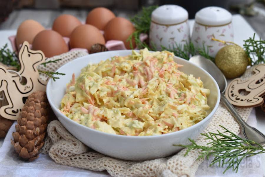 Surówka z kapusty pekińskiej, marchewki i jajka