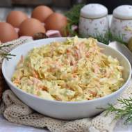 Surówka z kapusty pekińskiej, marchewki i jajka