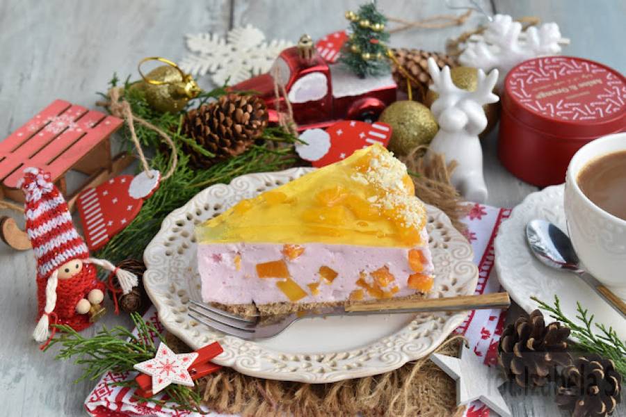 Sernik bez pieczenia z brzoskwiniami na herbatnikowym spodzie