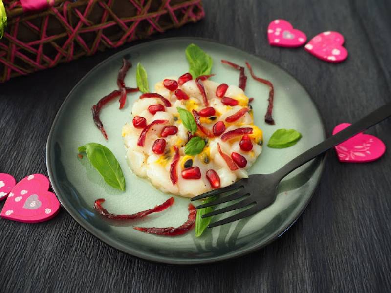 TATAR Z MAŁŻY ŚWIĘTEGO JAKUBA Z OWOCAMI MARAKUI, GRANATU I PIKLOWANĄ CZERWONĄ CEBULĄ