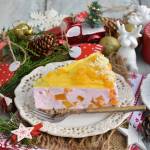 Sernik bez pieczenia z brzoskwiniami na herbatnikowym spodzie