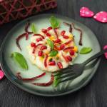 TATAR Z MAŁŻY ŚWIĘTEGO JAKUBA Z OWOCAMI MARAKUI, GRANATU I PIKLOWANĄ CZERWONĄ CEBULĄ