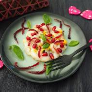 TATAR Z MAŁŻY ŚWIĘTEGO JAKUBA Z OWOCAMI MARAKUI, GRANATU I PIKLOWANĄ CZERWONĄ CEBULĄ