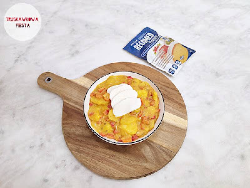 Zupa krem dyniowa z mozzarellą, papryką czerwoną marchewką, pietruszką, cebulą białą i ziemniakami