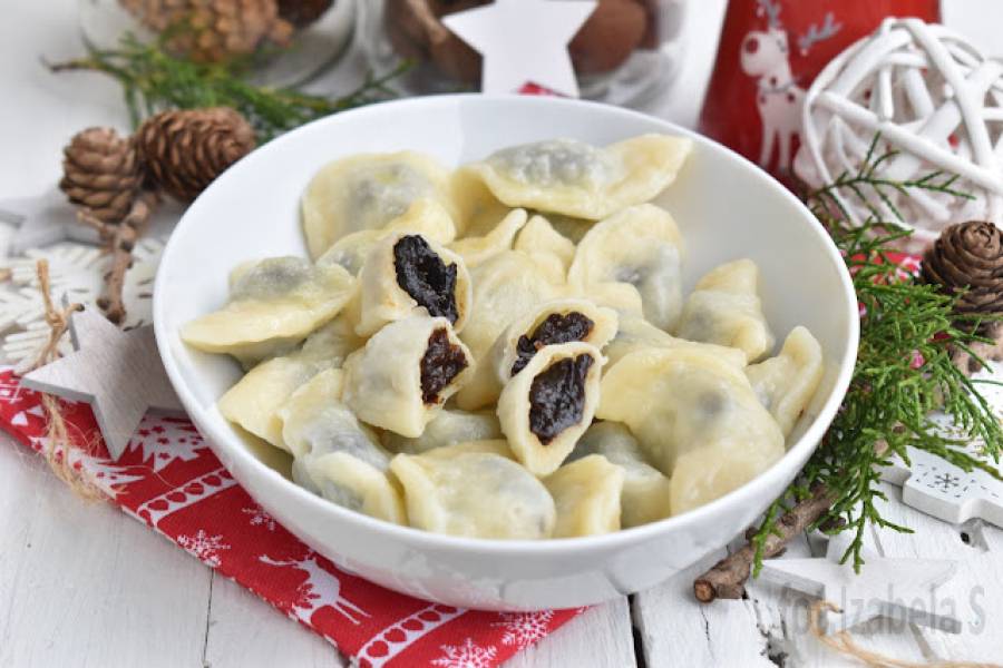 Wigilijne pierogi z suszoną śliwką