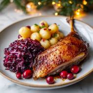 CHRUPIĄCE GĘSIE UDKA + DUSZONA CZERWONA KAPUSTA + GNOCCHI W SOSIE ŻURAWINOWYM