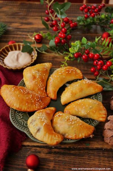 Pieczone drożdżowe pierożki z pieczarkami