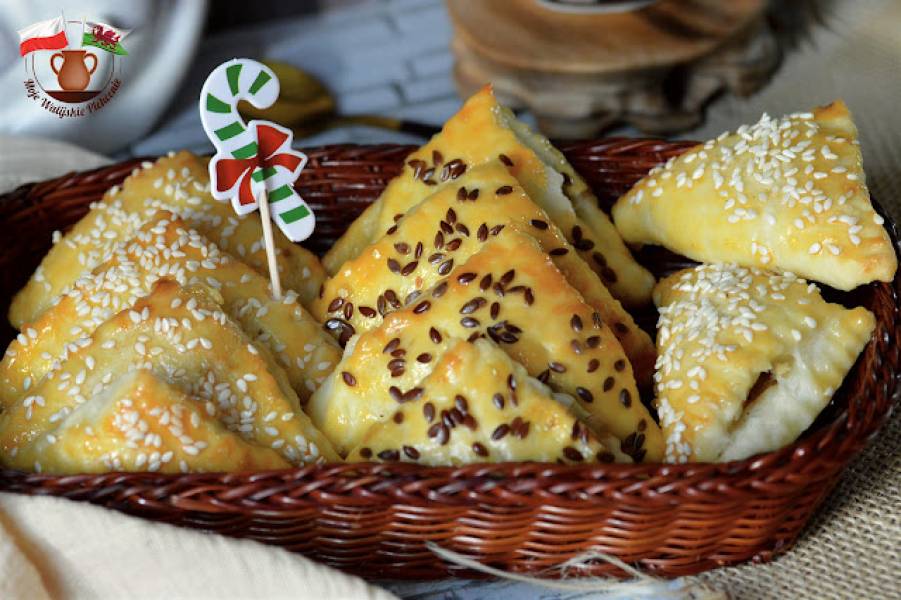 ROŻKI KRUCHO-DROŻDŻOWE Z PASZTETEM