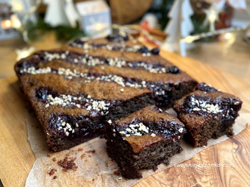 Szybkie ciasto a'la piernik z wiśniami