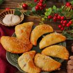 Pieczone drożdżowe pierożki z pieczarkami