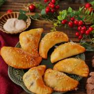 Pieczone drożdżowe pierożki z pieczarkami