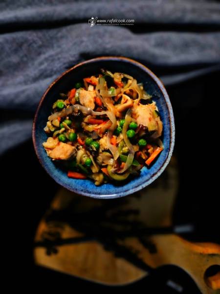 Chiński wok z indykiem i makaronem konjac