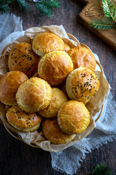 Krucho-drożdżowe paszteciki z pieczarkami