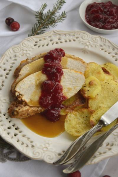 Pieczona pierś z indyka z sosem żurawinowym