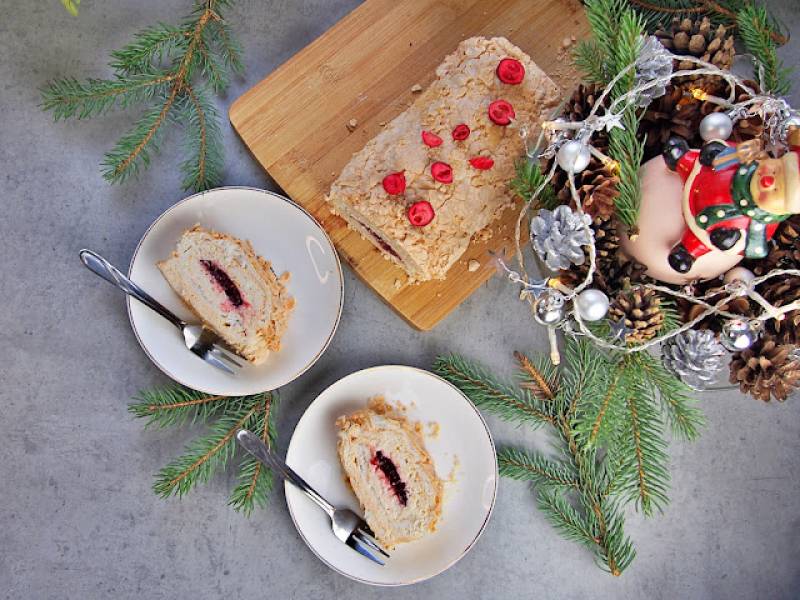 Rolada bezowa z kremem piernikowym i malinową konfiturą