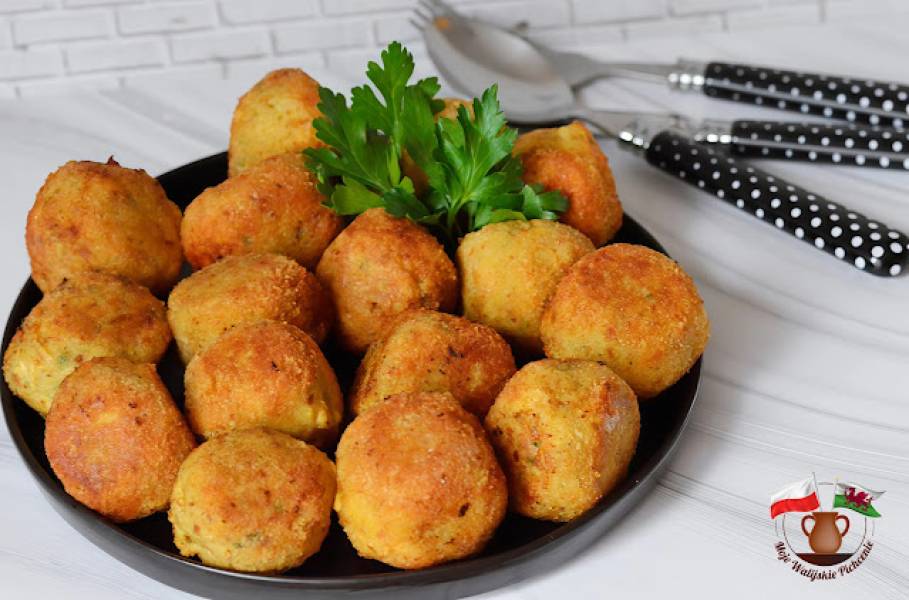 SMAŻONE KULKI RYBNE W POMIDOROWEJ ZALEWIE