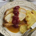 Pieczona pierś z indyka z sosem żurawinowym