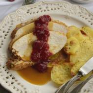 Pieczona pierś z indyka z sosem żurawinowym