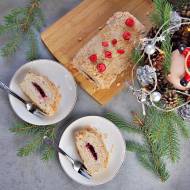 Rolada bezowa z kremem piernikowym i malinową konfiturą