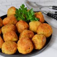 SMAŻONE KULKI RYBNE W POMIDOROWEJ ZALEWIE