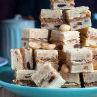 Wafle z orzeszkami i rodzynkami