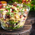 Sałatka z tortellini, jabłkiem i serem pleśniowym