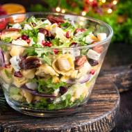 Sałatka z tortellini, jabłkiem i serem pleśniowym