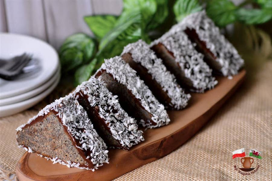 BABKA MAKOWA W ŚWIĄTECZNEJ ODSŁONIE
