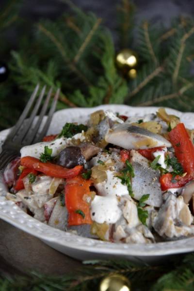 Śledzie z grzybami i pieczoną papryką